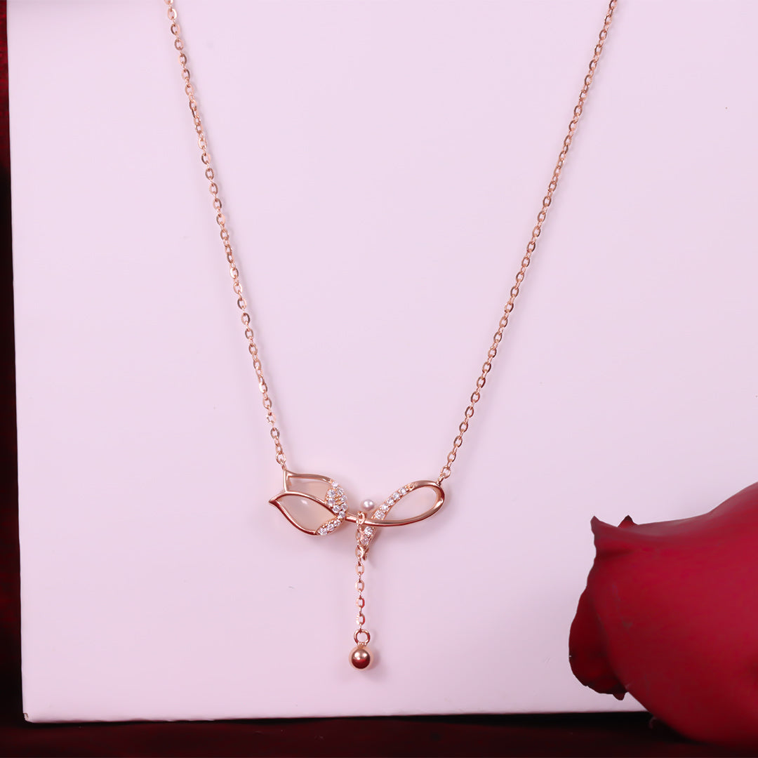 Rose gold rose diamond pendant with chain