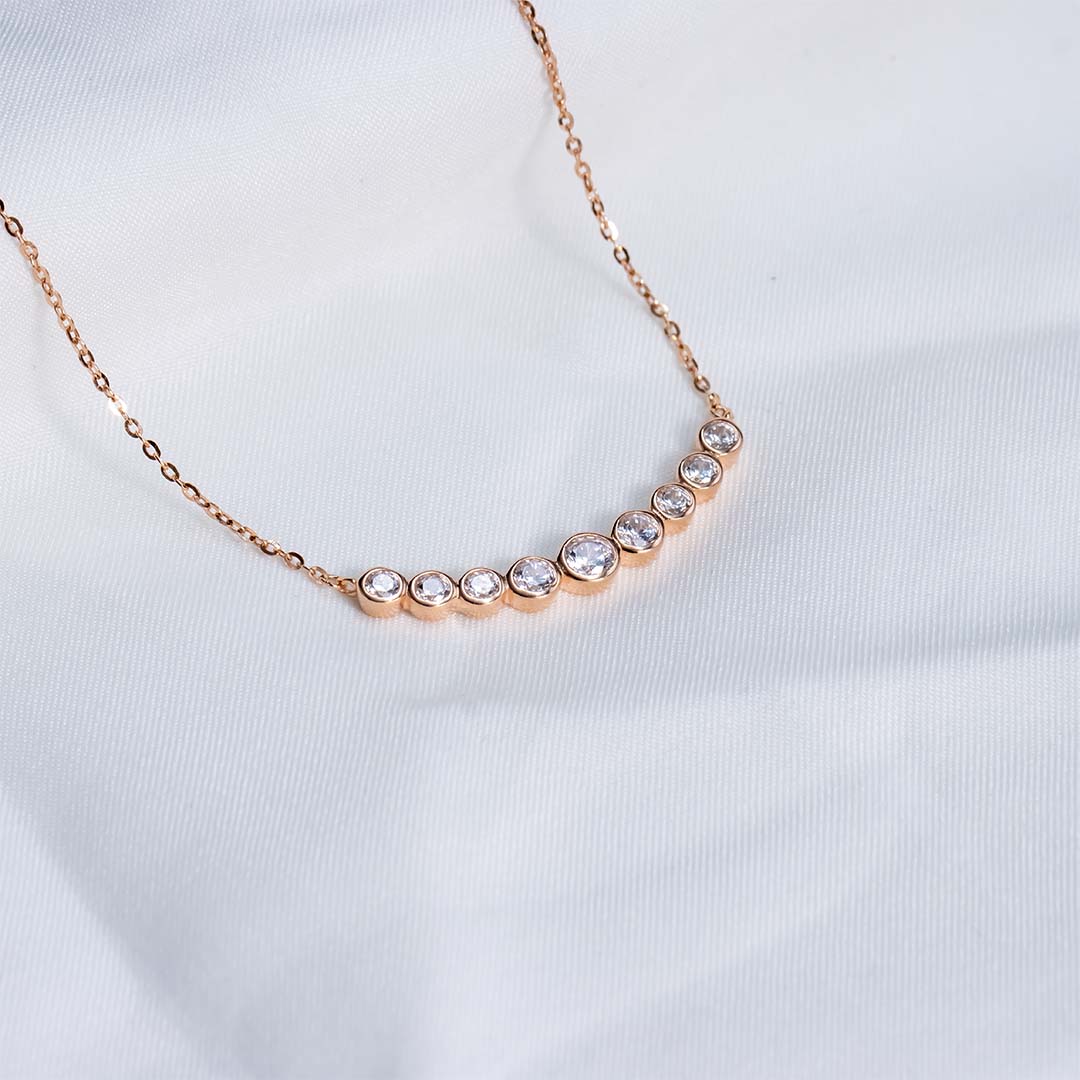 White diamond's round shape rose gold necklace