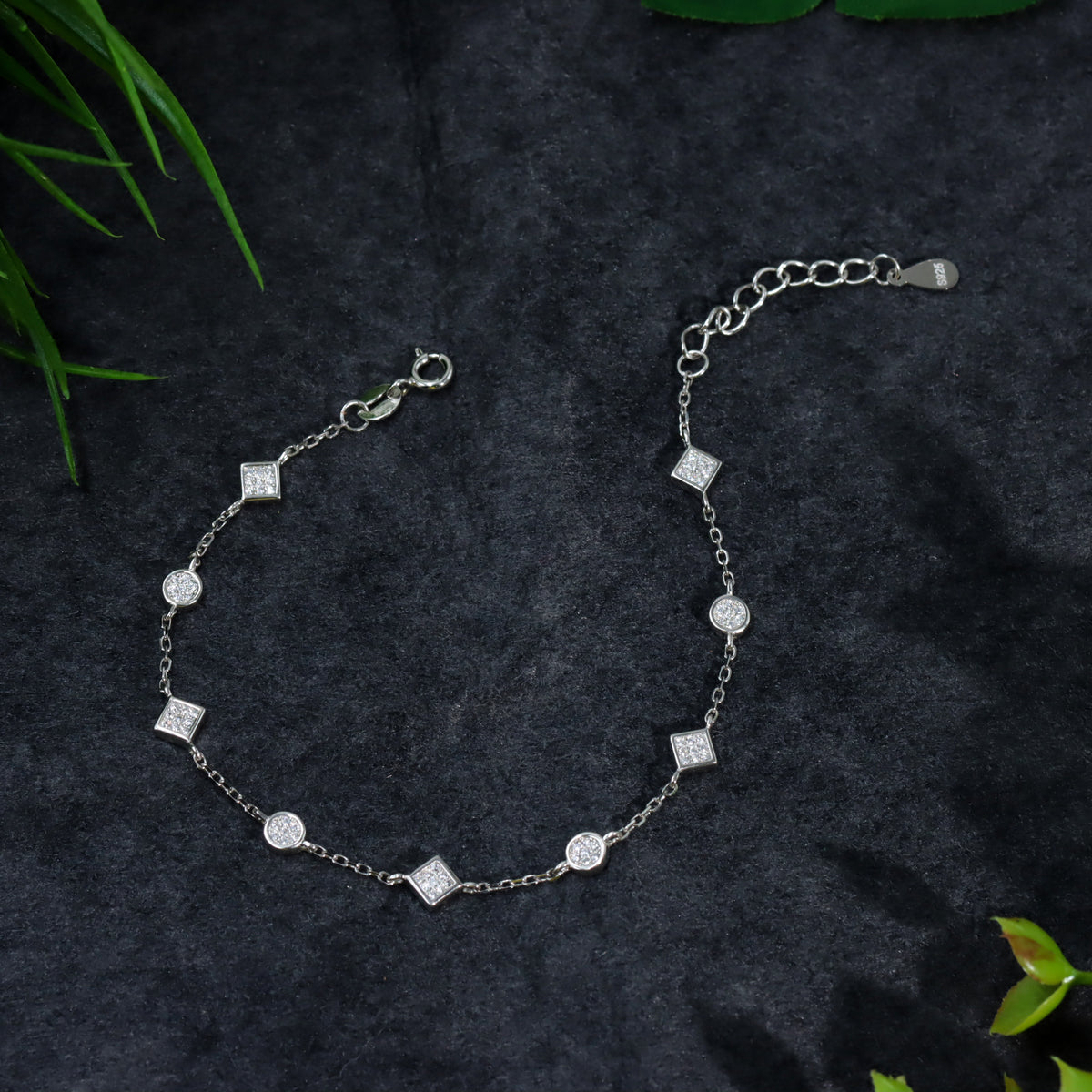 Silver rhombus with round shape chain diamond bracelet