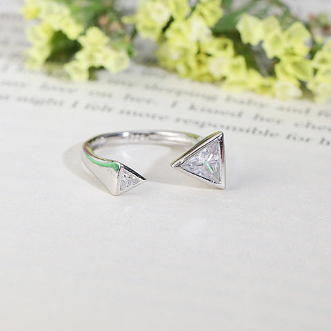 Triangle diamond ring with adjustable size