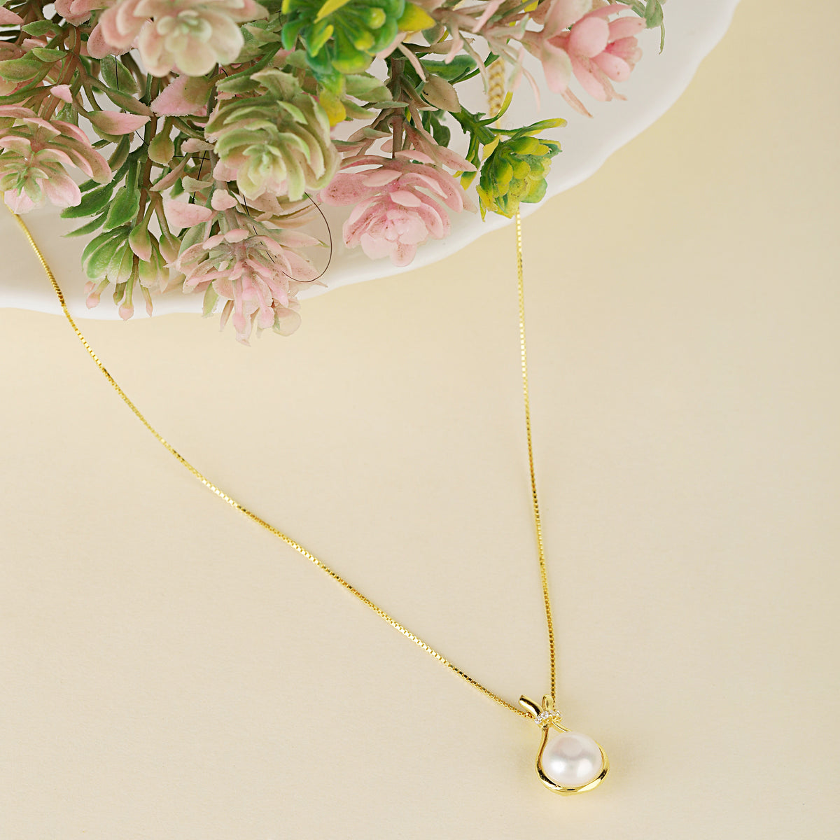 The Classic Pearl Pendant With Chain Gold Plated